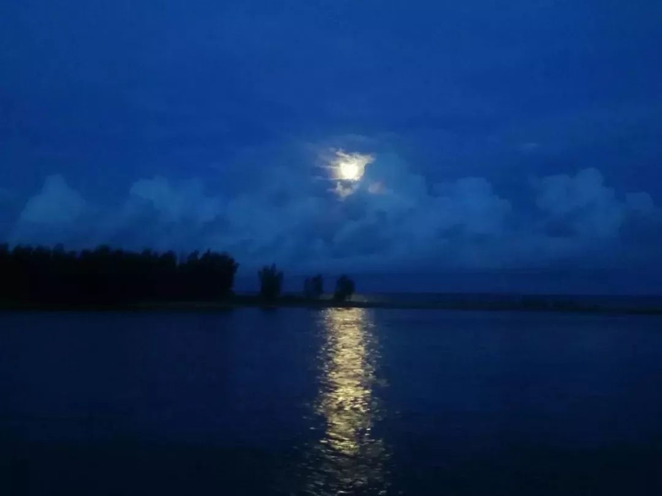 南沙海上明月图片