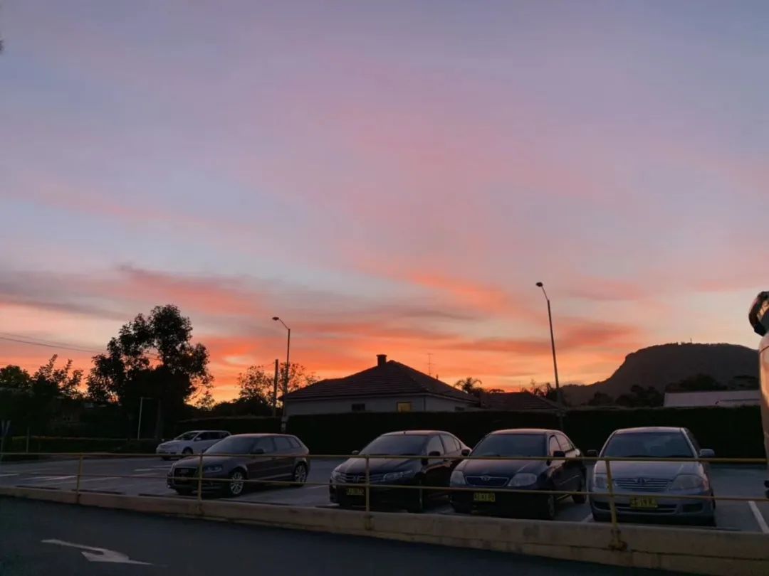 关于Wollongong的日暮 ，清晨，云朵和海浪